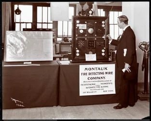 Utställning av ett branddetekteringssystem av Montauk Fire Detecting Wire Co. på Museum of Safety Appliances vid American Institute of Social Service, New York, 1908 (silvergelatintryck)